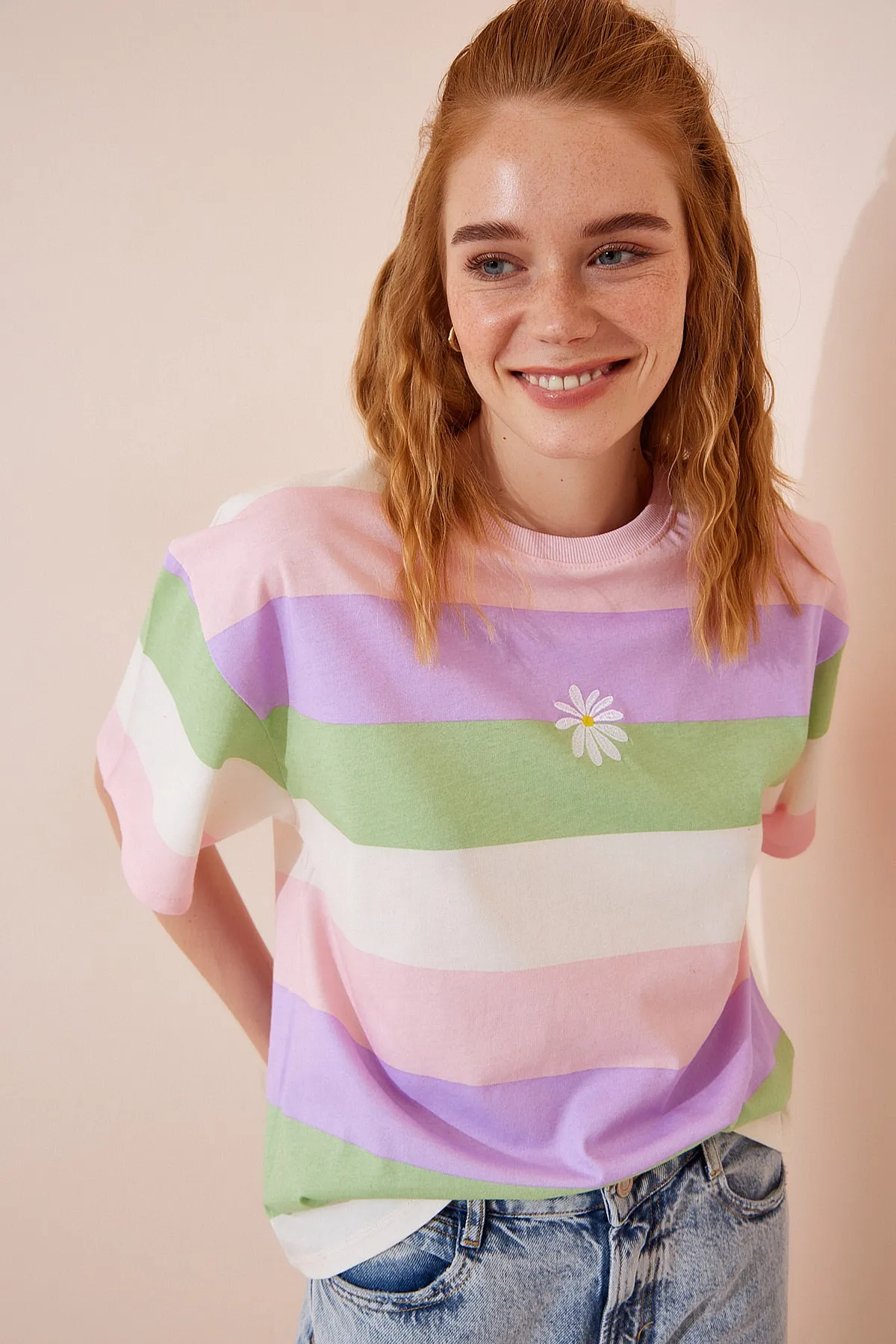 Happiness İstanbul  Rosa-grünes, mit Blumen besticktes, gestreiftes Baumwoll-Strick-T-Shirt für Damen CR00402