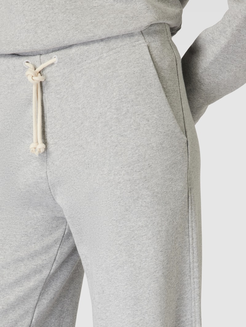 Sweatpants mit seitlichen Eingrifftaschen Modell 'RINAA' in mittelgrau
