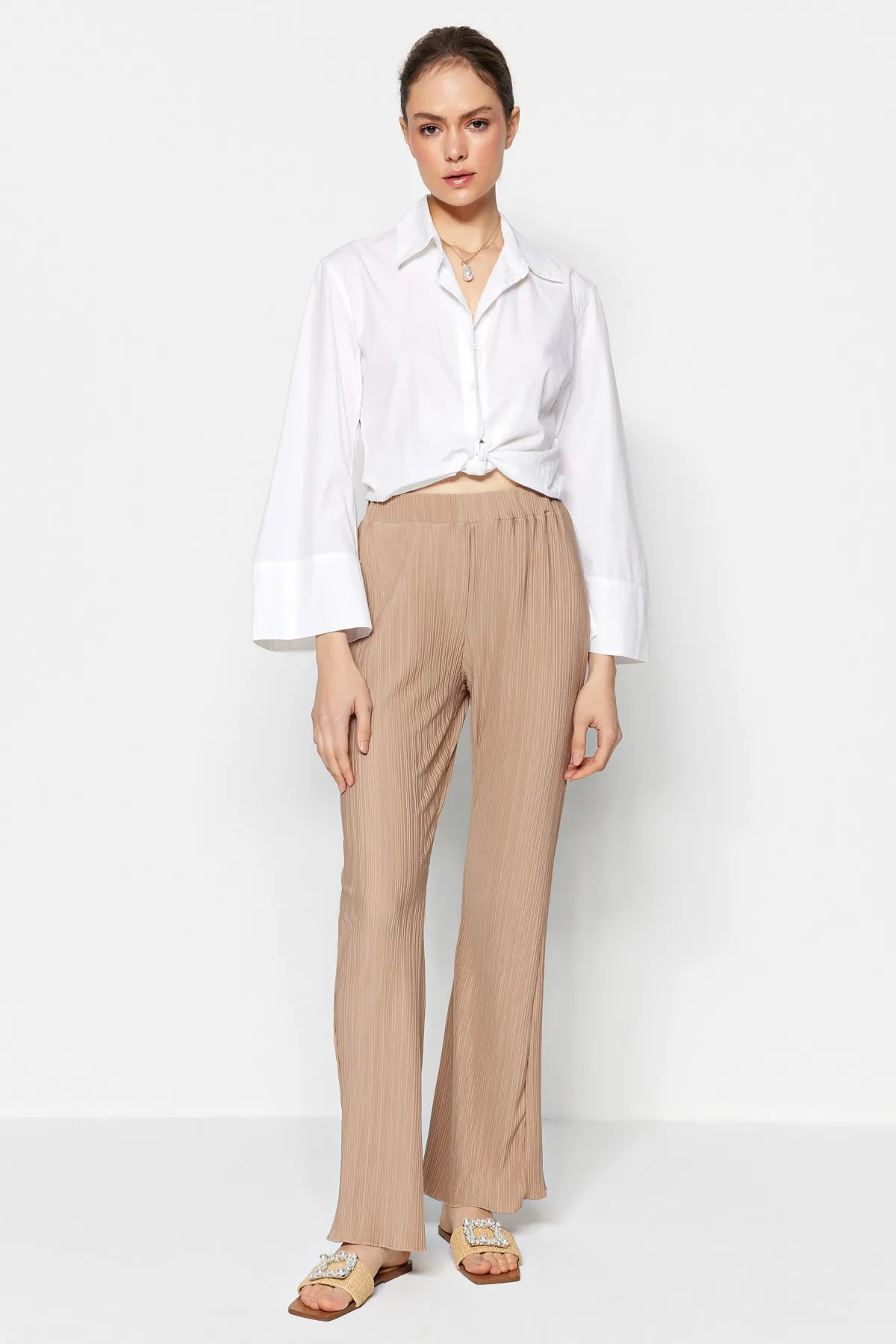 Trendyol Collection  Nerzfarbene, plissierte, ausgestellte/spanische Strickhose mit hoher Taille TWOSS23PL00115