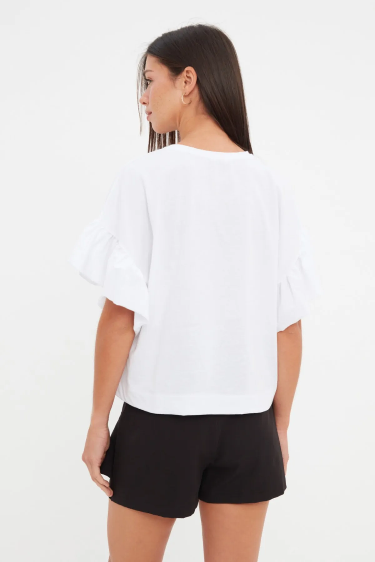 Trendyol Collection  Weißes Basic-Strick-T-Shirt mit Rundhalsausschnitt aus 100 % Baumwolle mit Rüschen und Details TWOSS22TS2429