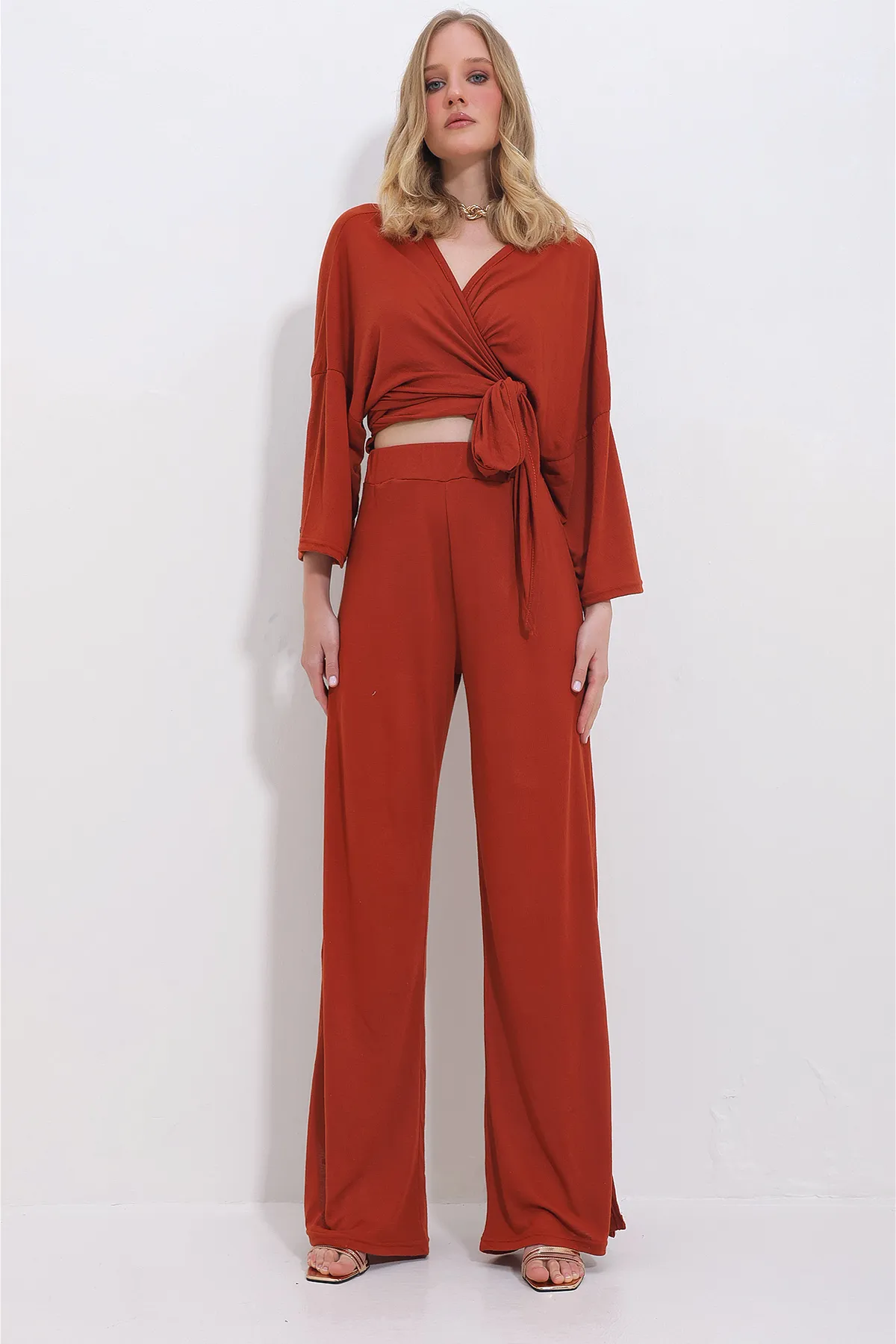 Trend Alaçatı Stili  Zweireihiger Damenanzug mit ziegelfarbener, zweireihiger Bluse mit Kragen und geschlitzter, locker geschnittener Hose für Damen ALC-X11422