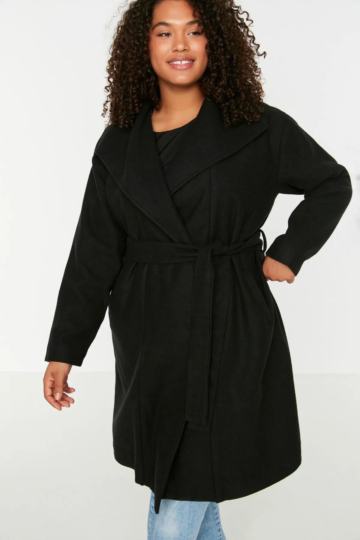 Trendyol Curve  Schwarzer Oversize-Kaschmirmantel mit breitem Kragen und Gürtel TBBAW23KB00001
