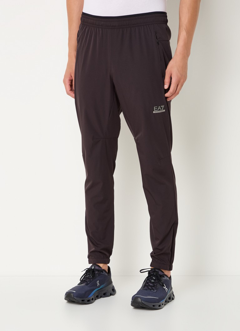 Pantaloni de trening slim fit de la Emporio Armani, cu logo și buzunare laterale.