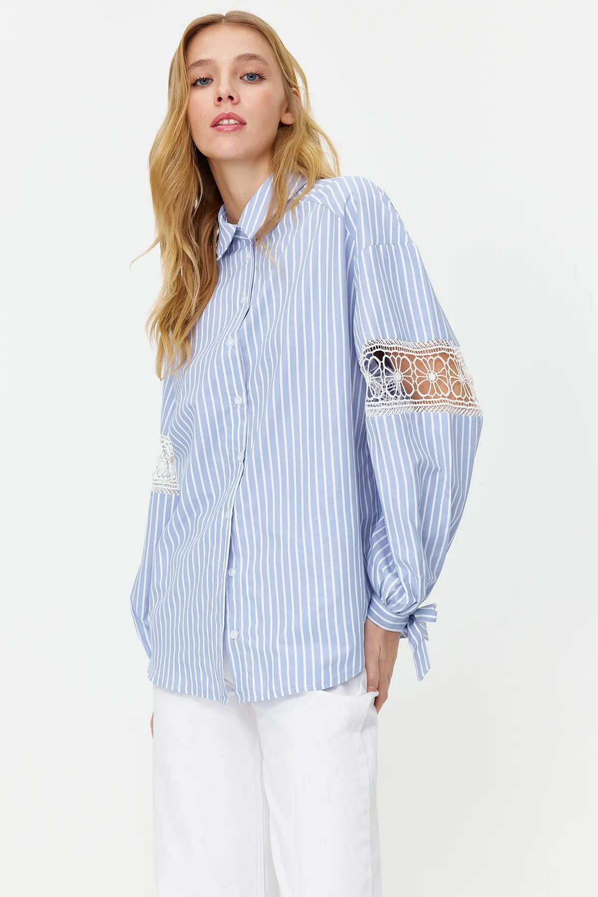 Trendyol Modest  Gestreiftes, gewebtes Hemd aus blauer Baumwollmischung mit Stickerei am Ärmel TCTSS24TG00015
