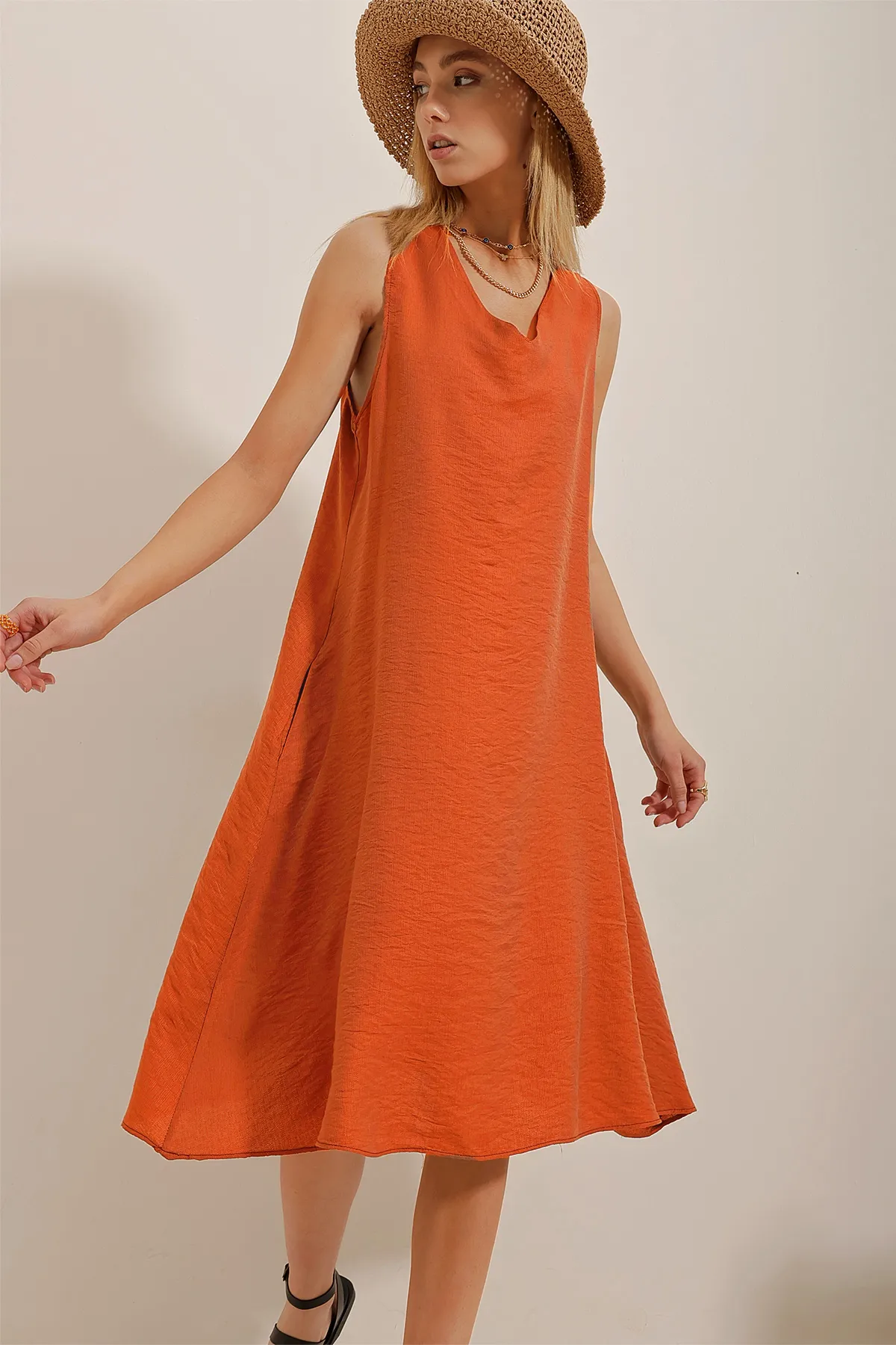 Trend Alaçatı Stili  Braunes Aerobin-Webkleid mit V-Ausschnitt und doppelten Taschen für Damen ALC-X10341