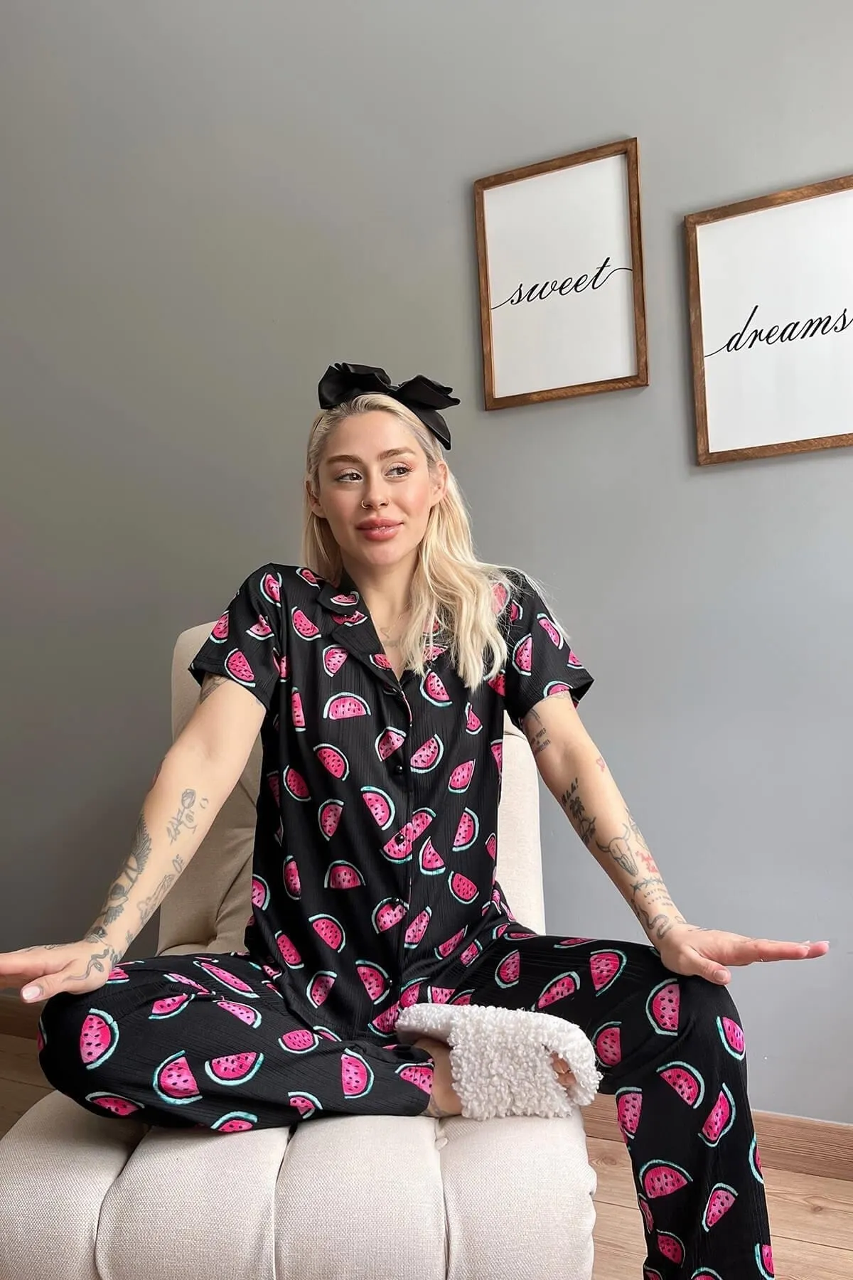 Pijamaevi  Kurzärmliger Damen-Pyjama mit Wassermelonenmuster, gestrickt vorne und geknöpft