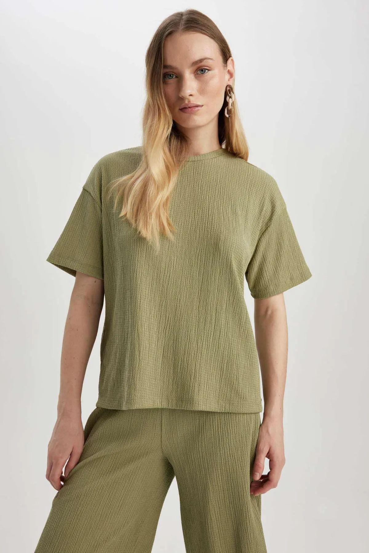 DeFacto  Kurzarm-T-Shirt mit normaler Passform und Rundhalsausschnitt Z9487az23sp