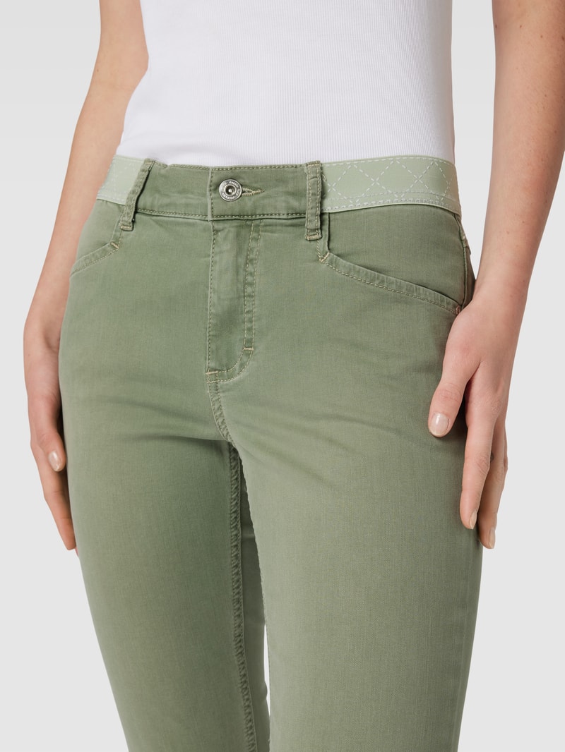 Caprijeans mit Eingrifftaschen in olivgrün