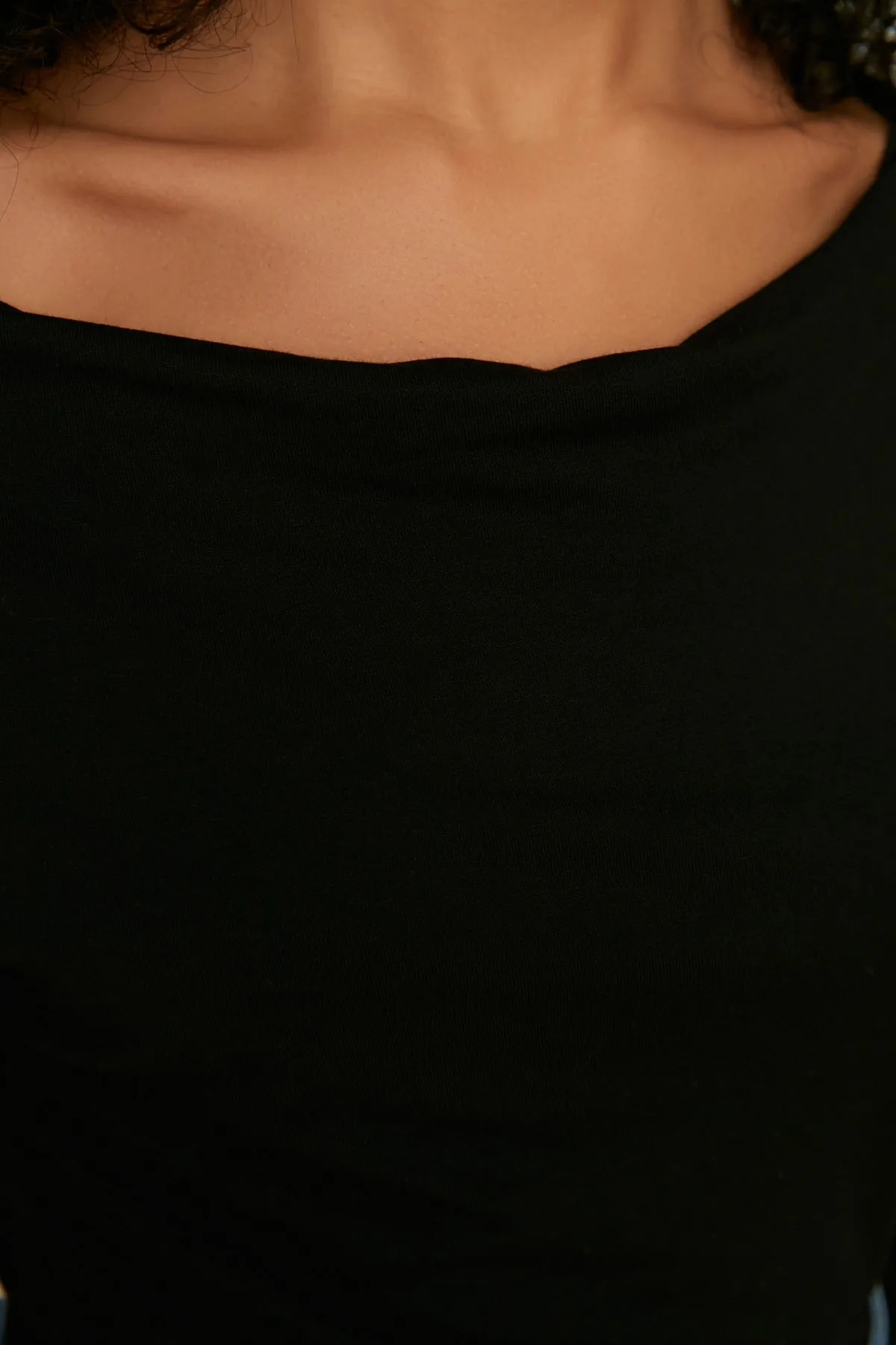 Trendyol Collection  Schwarze, langärmelige, dehnbare Viskose-Strickbluse mit Bateau-Ausschnitt TWOAW21BZ0106