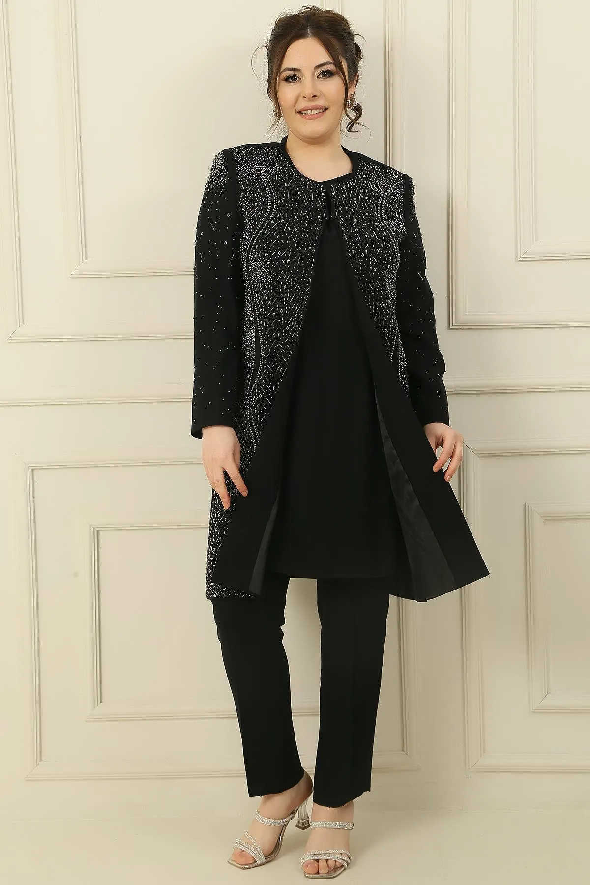 By Saygı  Ärmellose Bluse mit Steinmuster, gefütterte lange Jacke, enge Hose in Großformat, 3-teiliges Set