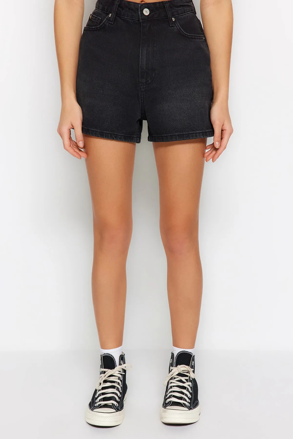 Trendyol Collection  Schwarze Jeansshorts TWOSS23SR00199