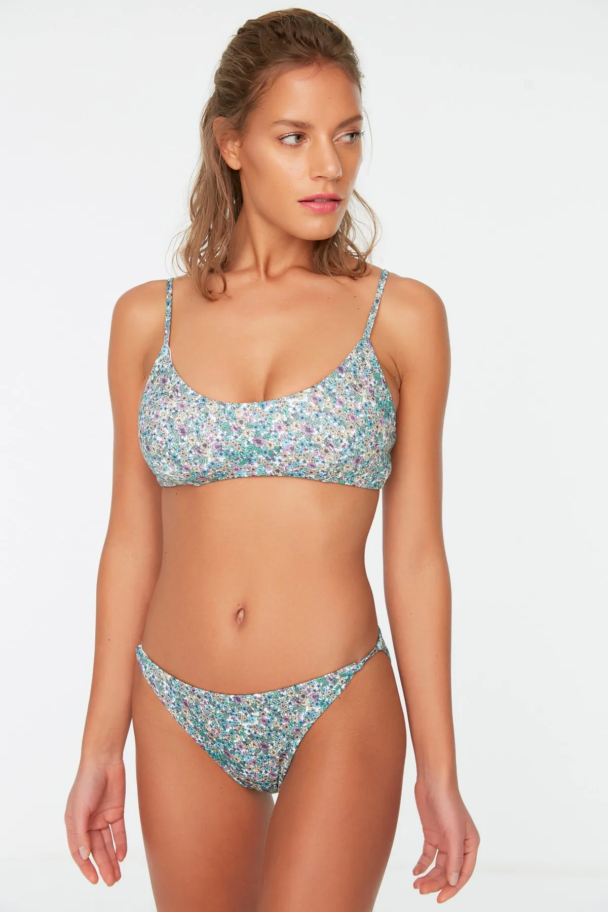 Trendyol Collection  Bikinihose mit knusprigem Blumenmuster TBESS21BA0055