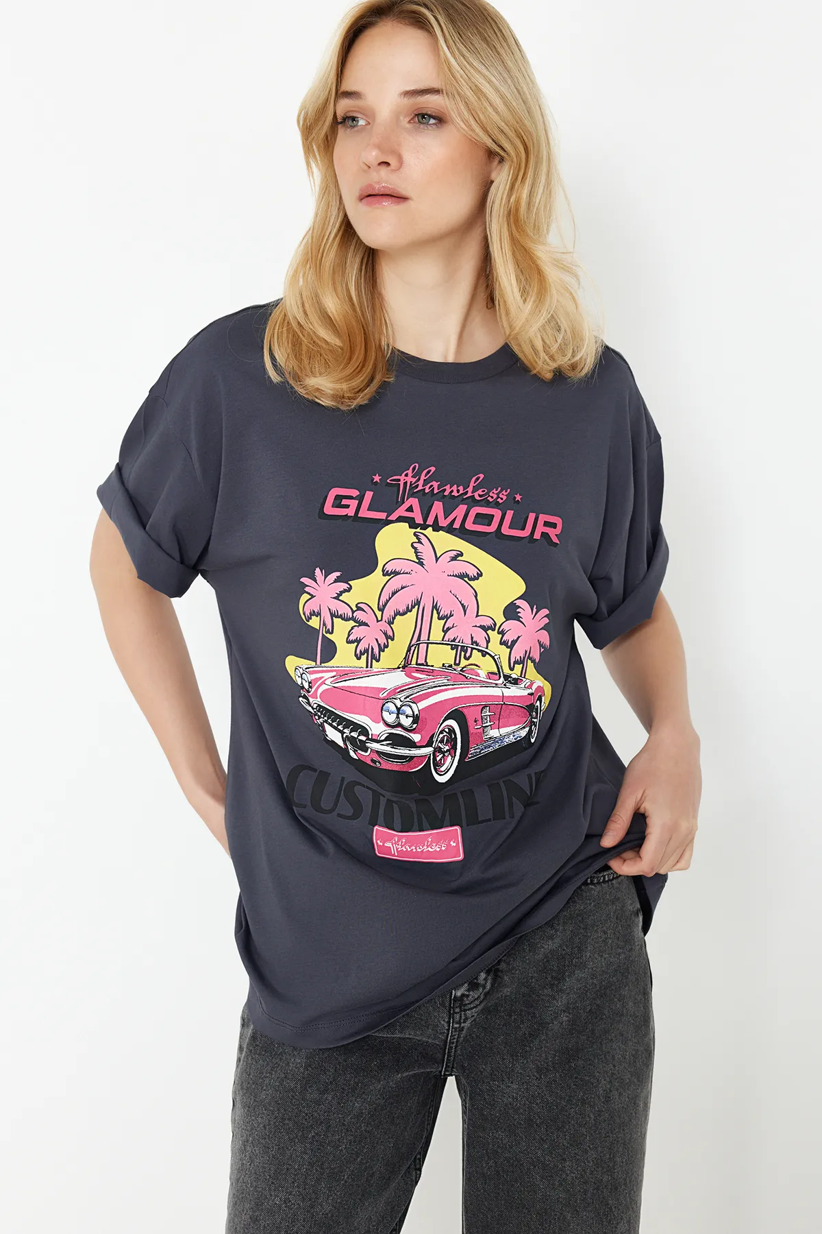 Trendyol Collection  Anthrazitfarbenes, bedrucktes Oversize/Wide Fit Rundhals-Strick-T-Shirt aus 100 % Baumwolle TWOSS24TS00135
