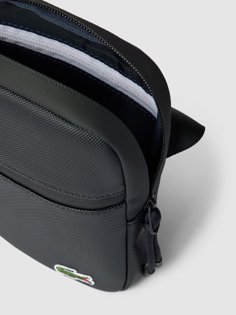 Bauchtasche mit Label-Stitching in schwarz
