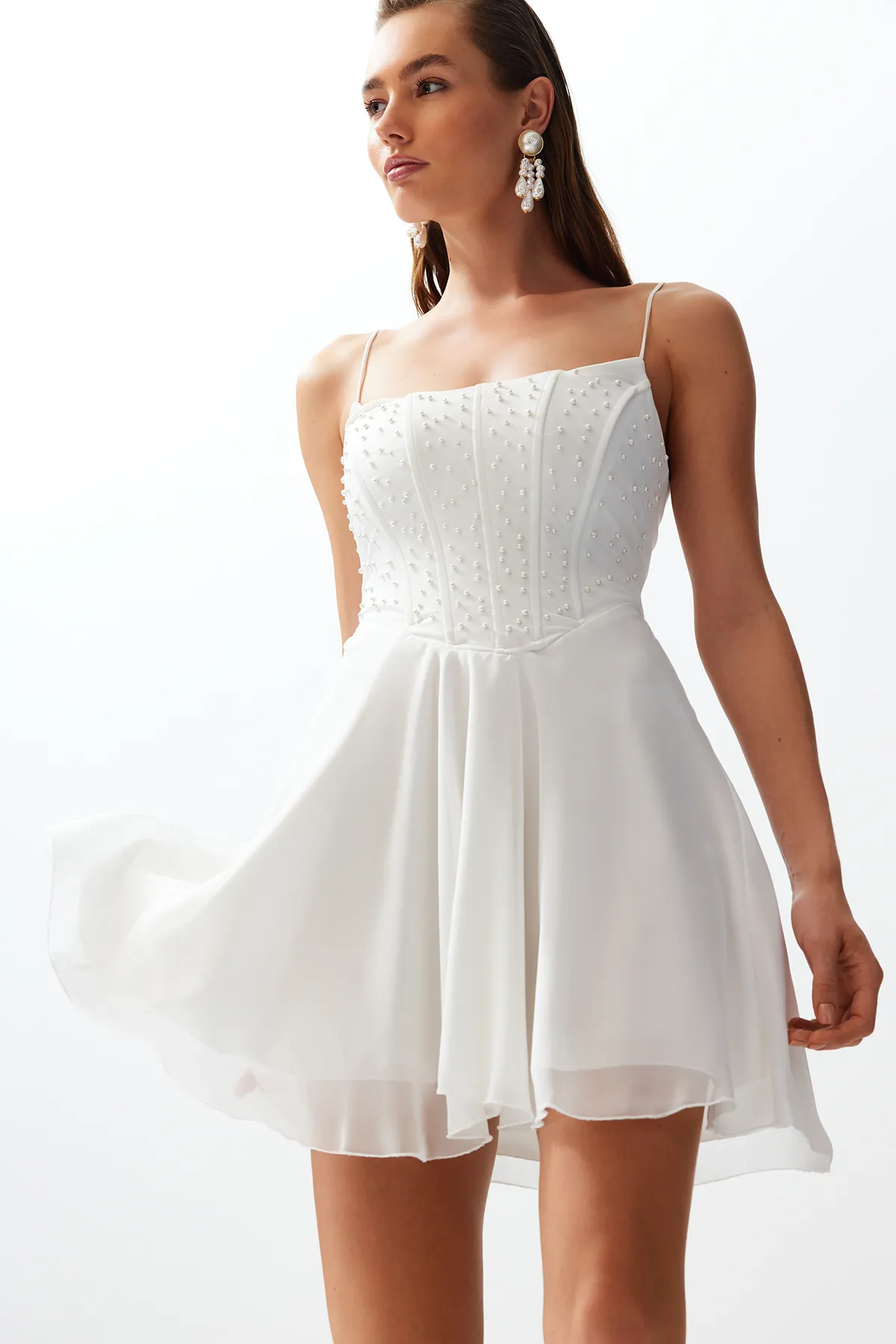 Trendyol Collection  Weißes, figurbetontes, gewebtes, gefüttertes, mit Perlen besetztes Braut-/Nikah-Elegantes Abendkleid TPRSS24EL00129