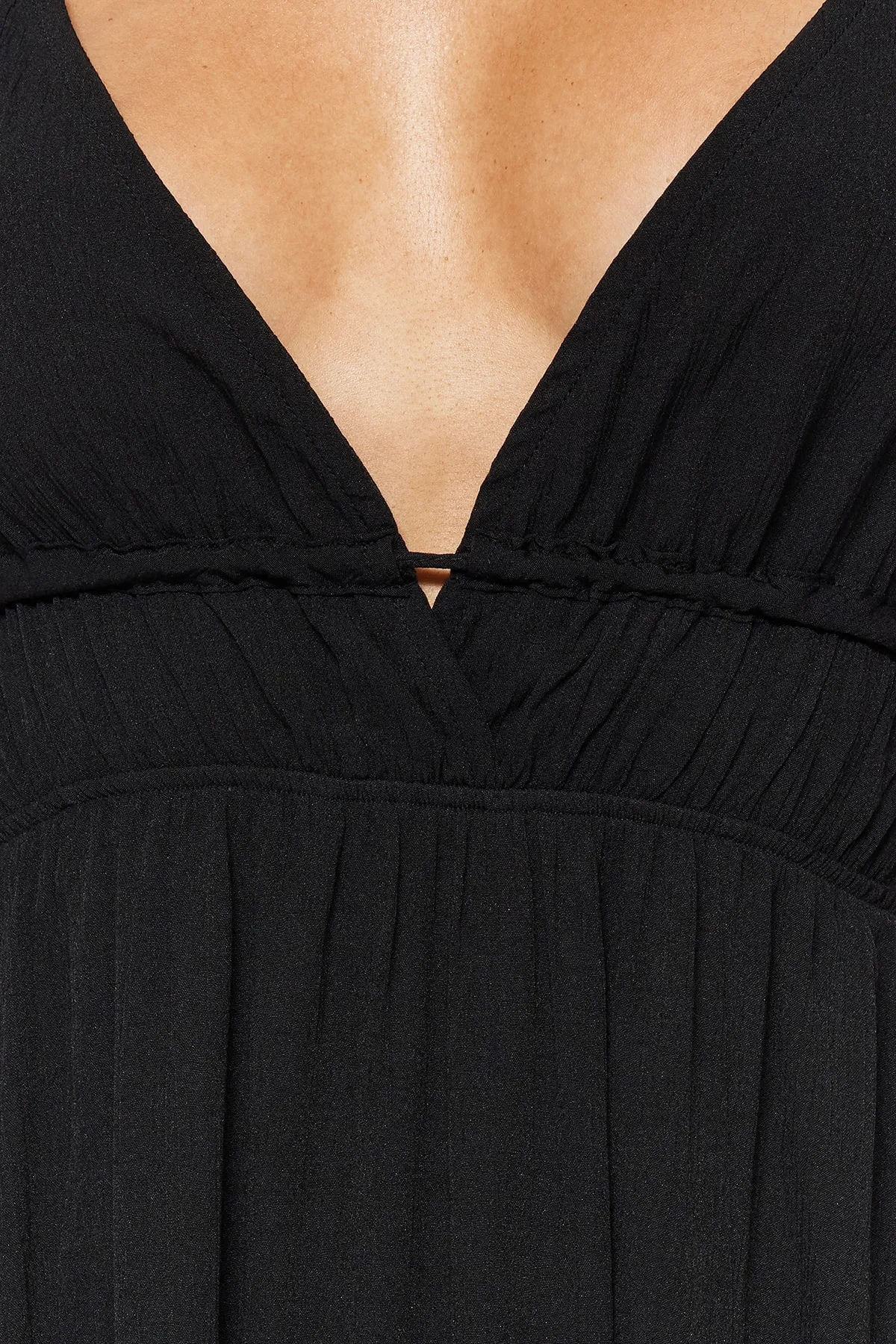 Trendyol Collection  Schwarzes, gerafftes Maxi-Strandkleid aus Webstoff TBESS23EL00063