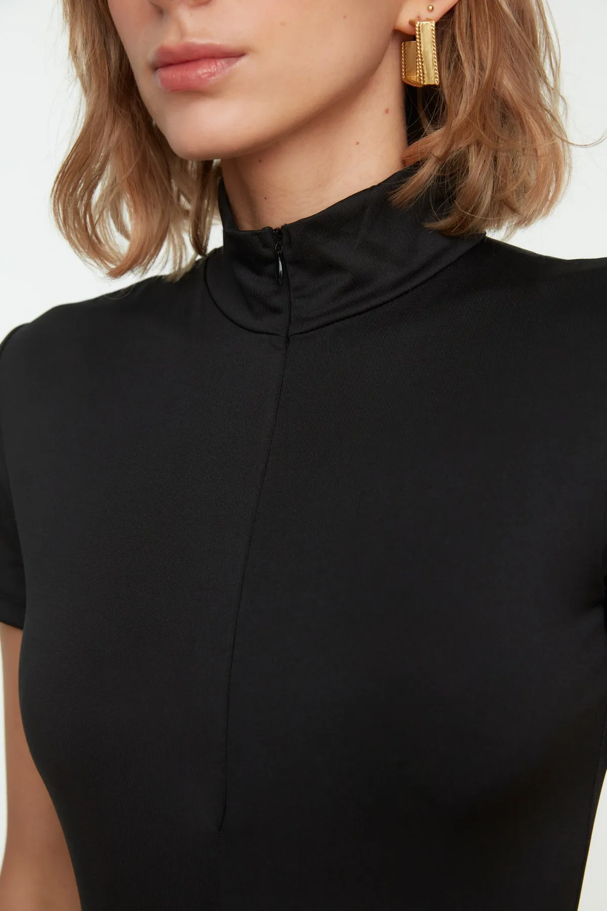 Trendyol Collection  Schwarzer Strickbody mit Stehkragen, Reißverschluss, kurzen Ärmeln, flexiblem Druckknopf, TWOAW21BD0009