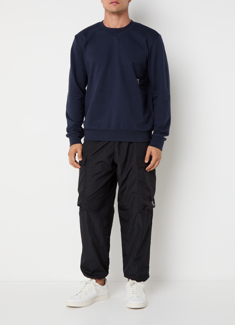 Pantaloni de trening slim fit de la Emporio Armani, cu logo și buzunare laterale.
