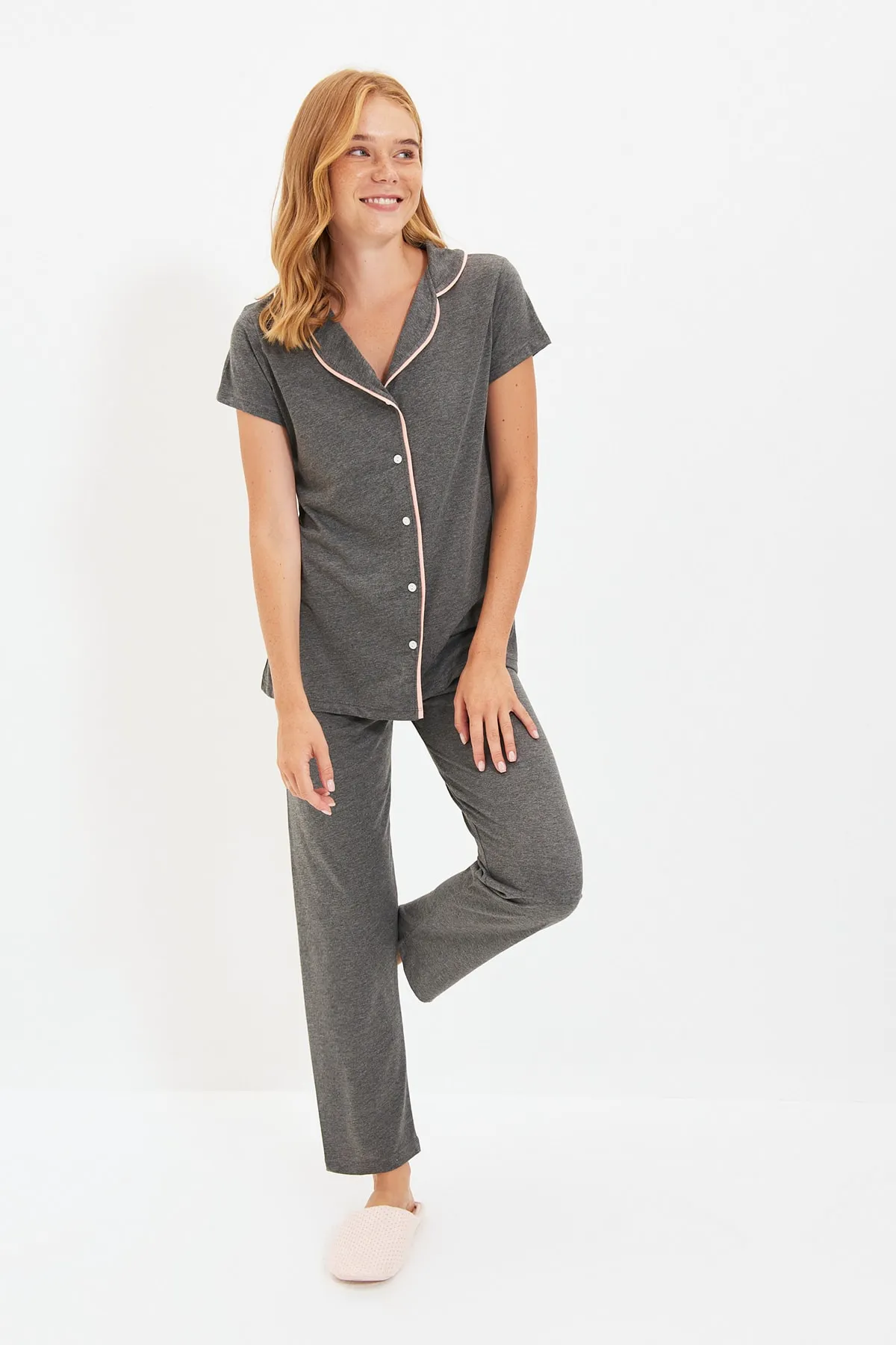 Trendyol Collection  Anthrazitfarbenes, mit Baumwollpaspeln versehenes, gestricktes Pyjama-Set aus Hemd und Hose THMAW22PT1036