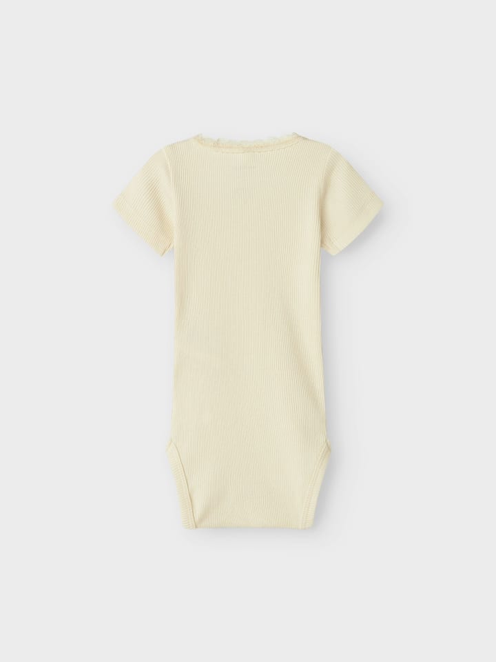 name it Kurzarmbody mit Spitzenbordüre in summer sand günstig kaufen
