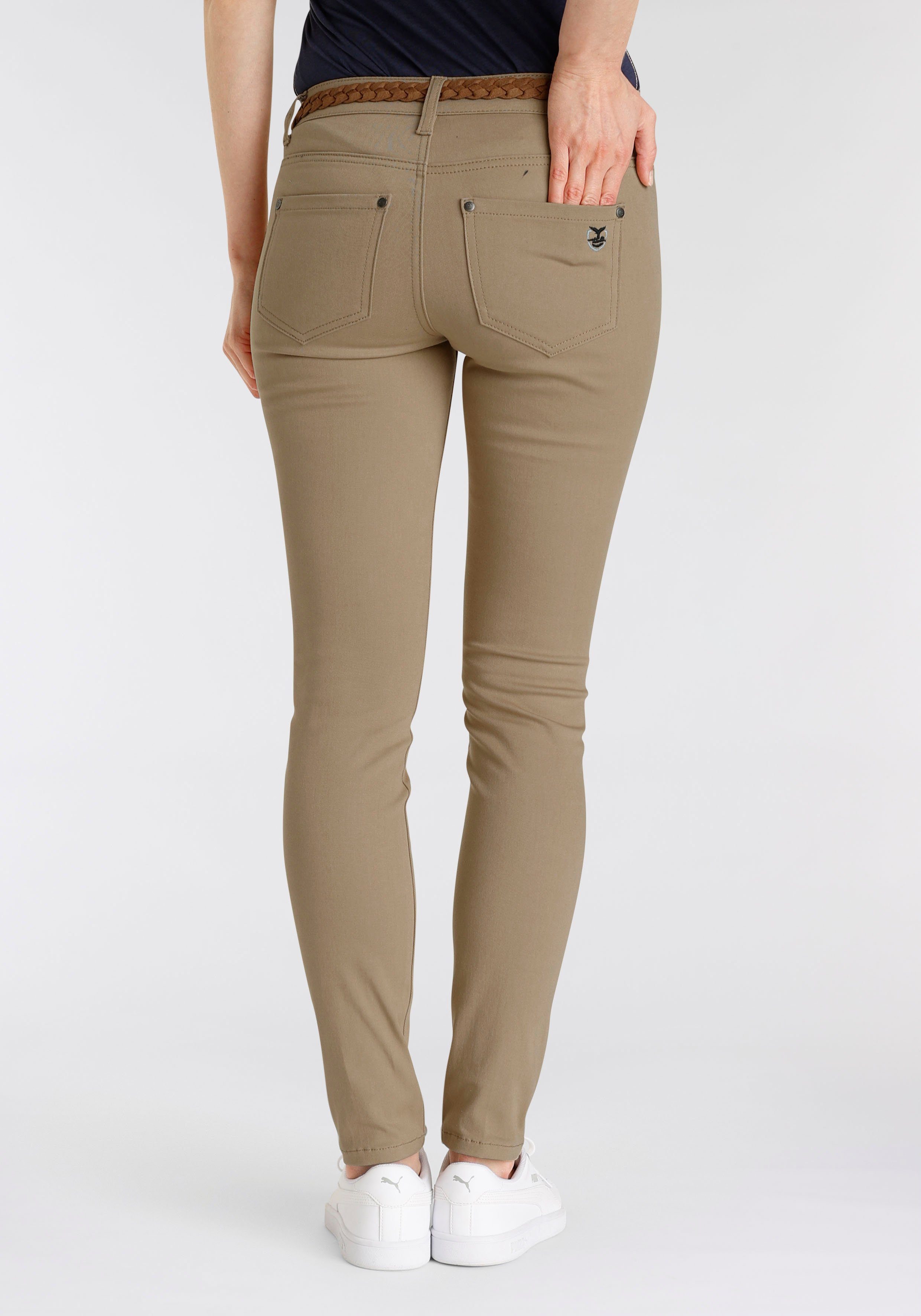 DELMAO Slim-fit-Jeans (Set, 2-tlg., mit Gürtel) mit modischem Flechtgürtel ---NEUE MARKE!