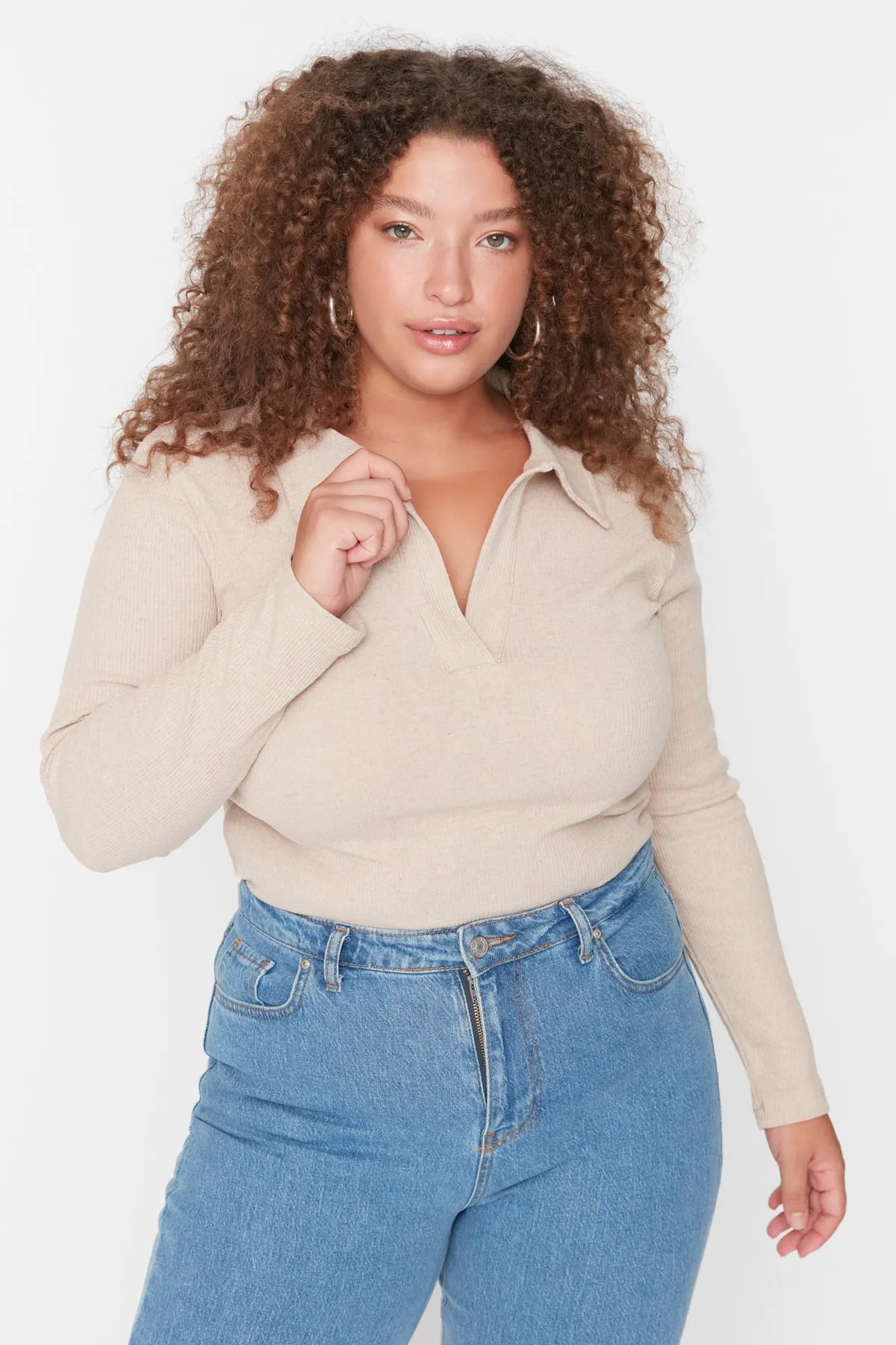 Trendyol Curve  Beigefarbener, taillierter Strickbody mit geripptem Hemdkragen und Druckknopfverschluss TBBAW23CS00007