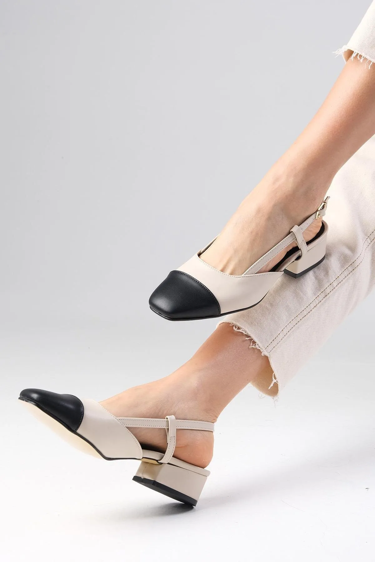 Mio Gusto  Hilda Hautfarbene Damenschuhe mit niedrigem Absatz und offener Rückseite und seitlicher Schnalle