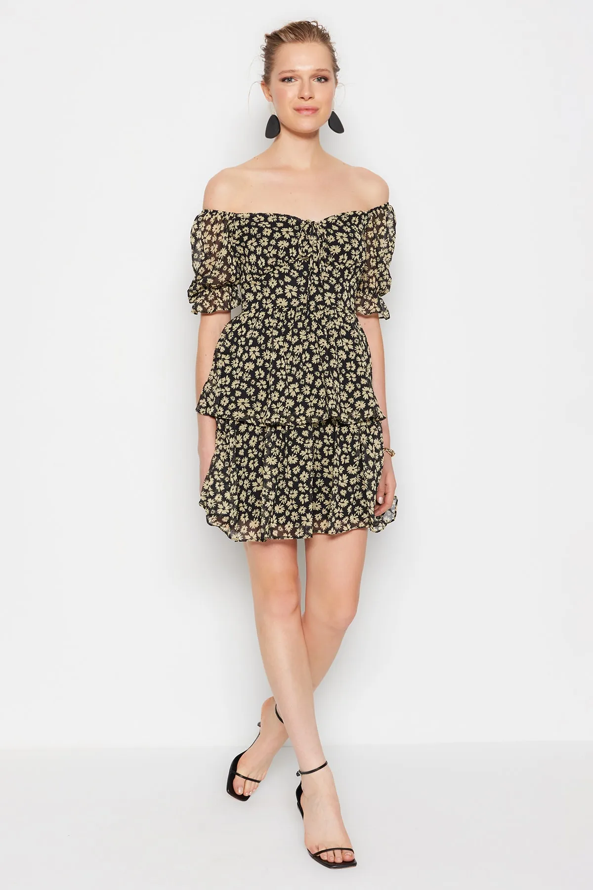 Trendyol Collection  Schwarzes, gewebtes Minikleid mit Blumenrock, Volant und Chiffonfutter TWOSS22EL2772