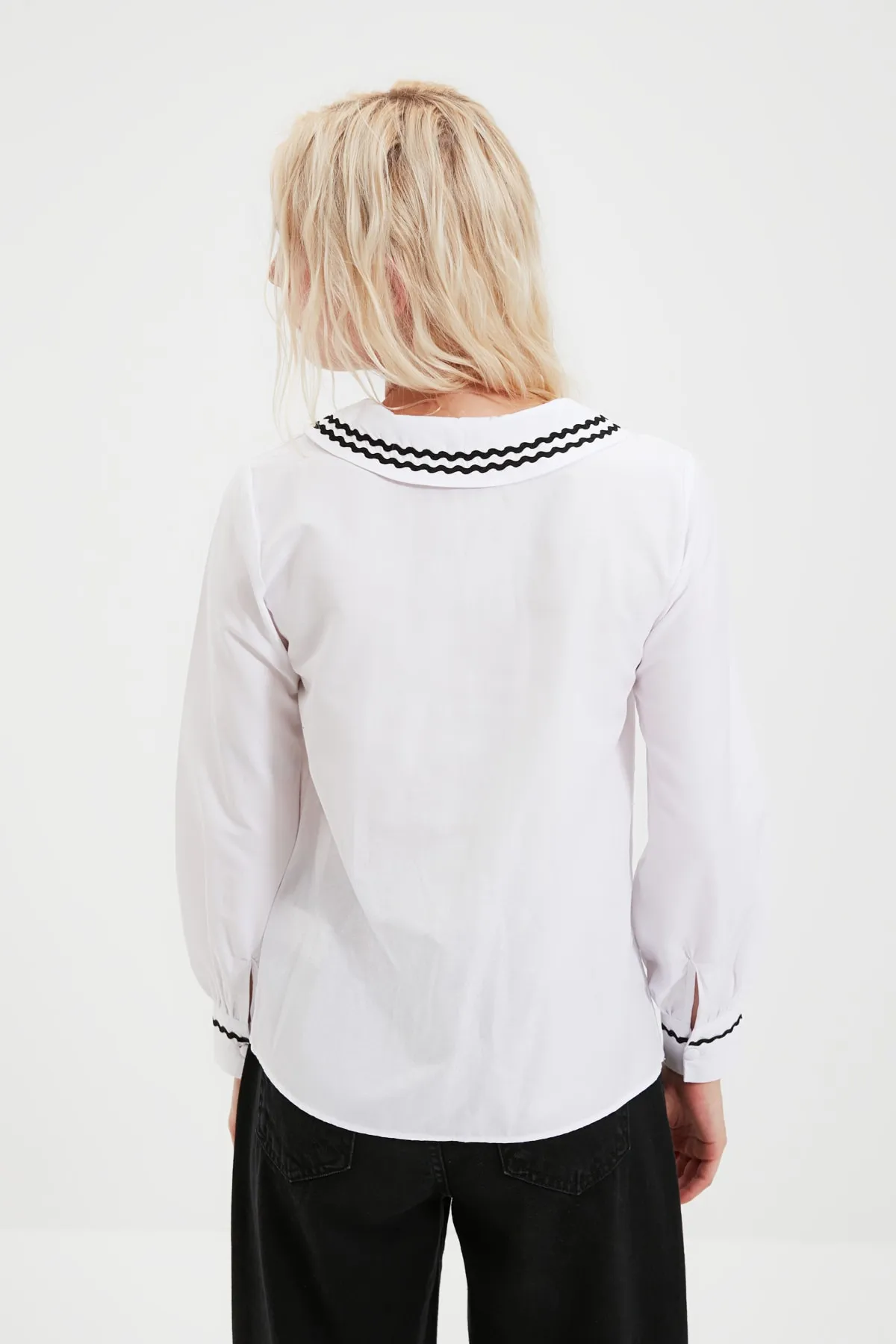 Trendyol Collection  Weiße, detaillierte Webbluse mit Kragen TWOSS20BZ0036