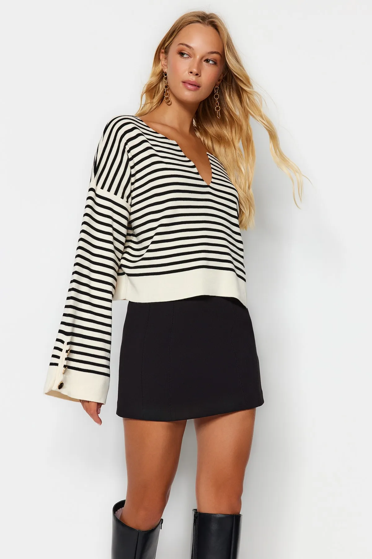 Trendyol Collection  Ecrufarbener, gestreifter Strickpullover mit weiter Passform TWOAW24KZ01080
