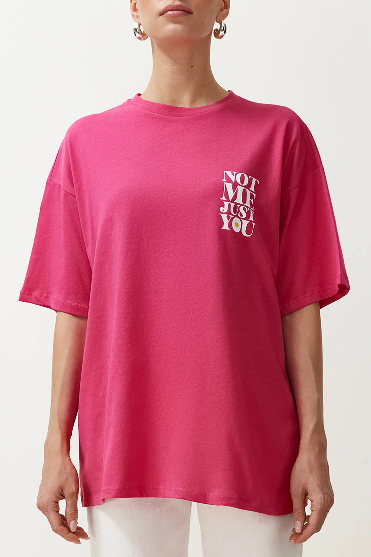 Trendyol Collection  Fuchsiafarbenes Strick-T-Shirt mit Slogan-Aufdruck aus 100 % Baumwolle auf der Rückseite und Vorderseite in Übergröße/bequemer Passform TWOSS24TS00235