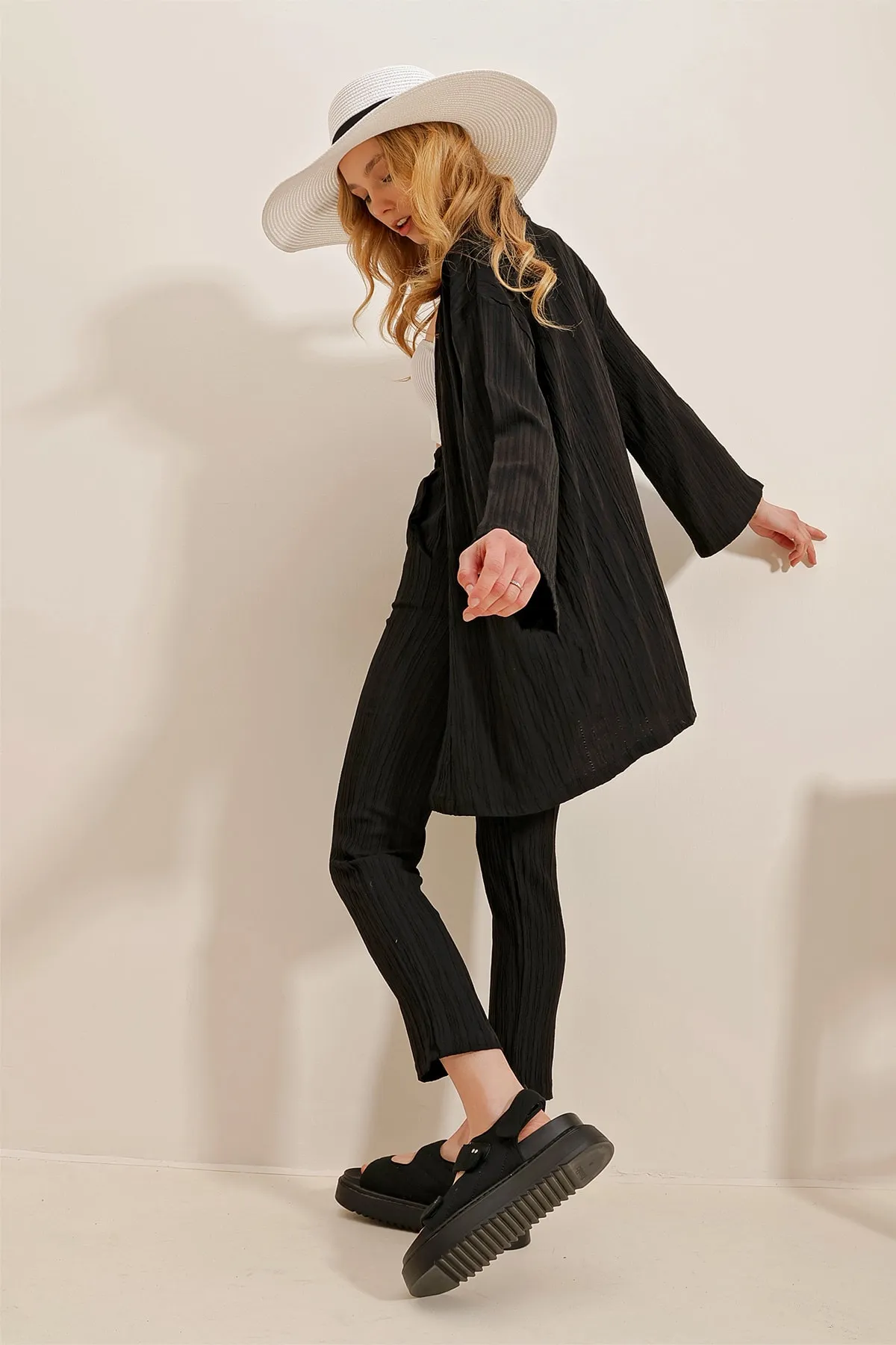 Trend Alaçatı Stili  Schwarzes Damen-Set aus Jacke mit Schalkragen und Palazzo-Hose ALC-X10146