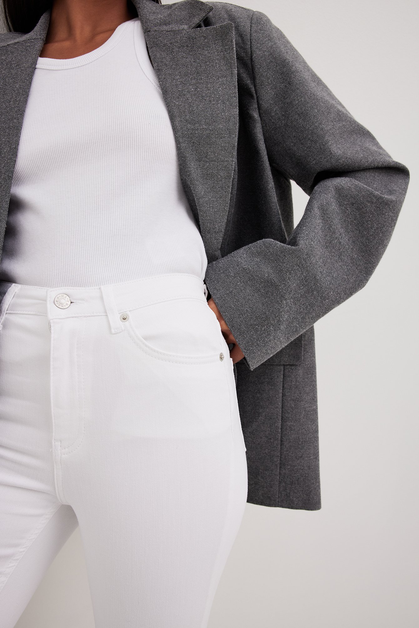 Skinny-Jeans mit hoher Taille und rohem Saum