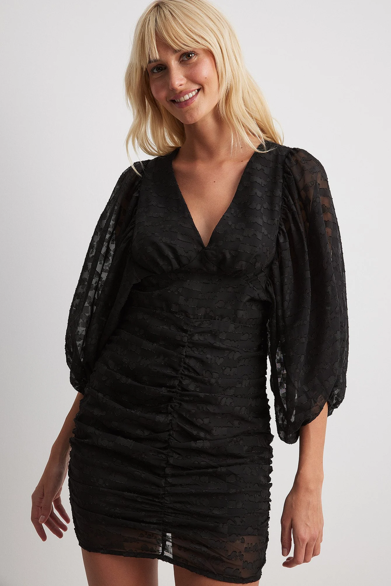 Gerafftes durchscheinendes Minikleid