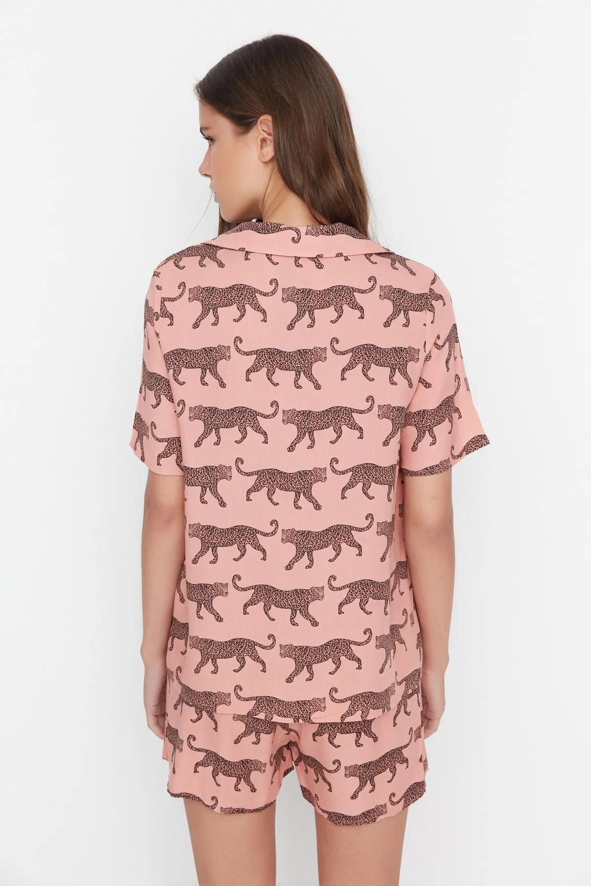 Trendyol Collection  Pyjama-Set aus Viskose mit Hemd und Shorts mit getrocknetem Rosenmuster THMSS21PT0473