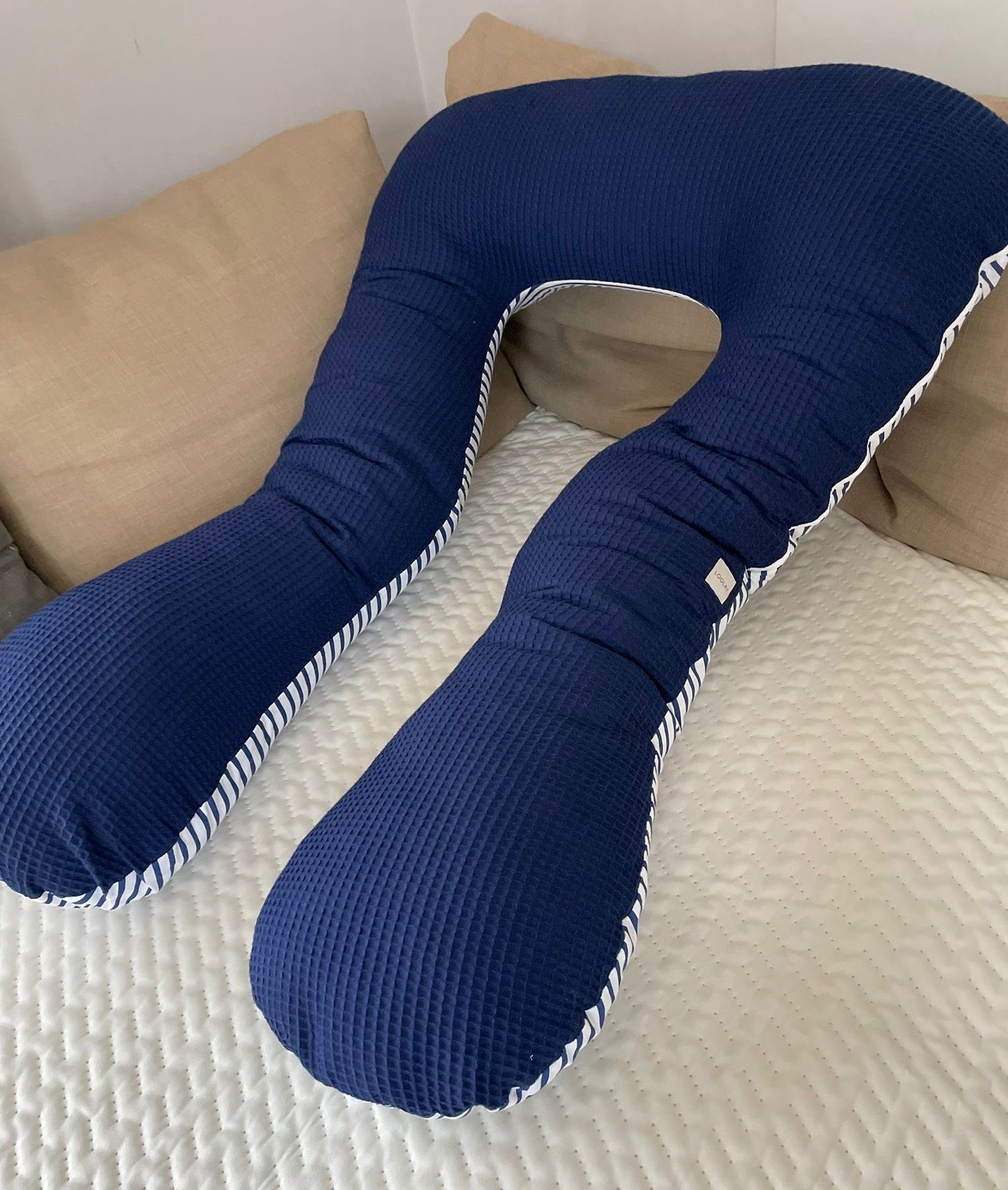 Loolay Stillkissen Schwangerschaftskissen Seitenschläferkissen Stillkissen TYP A 330cm, Attmungsaktive WAFFELPIQUE + GLATT Baumwolle XXXL Lagerungkissen; MUSTER: Waffel DUNKELBLAU/ Blau-Weiß Streifen, LOOLAY® Stillkissen + Bezug, 100% Europäische Sto
