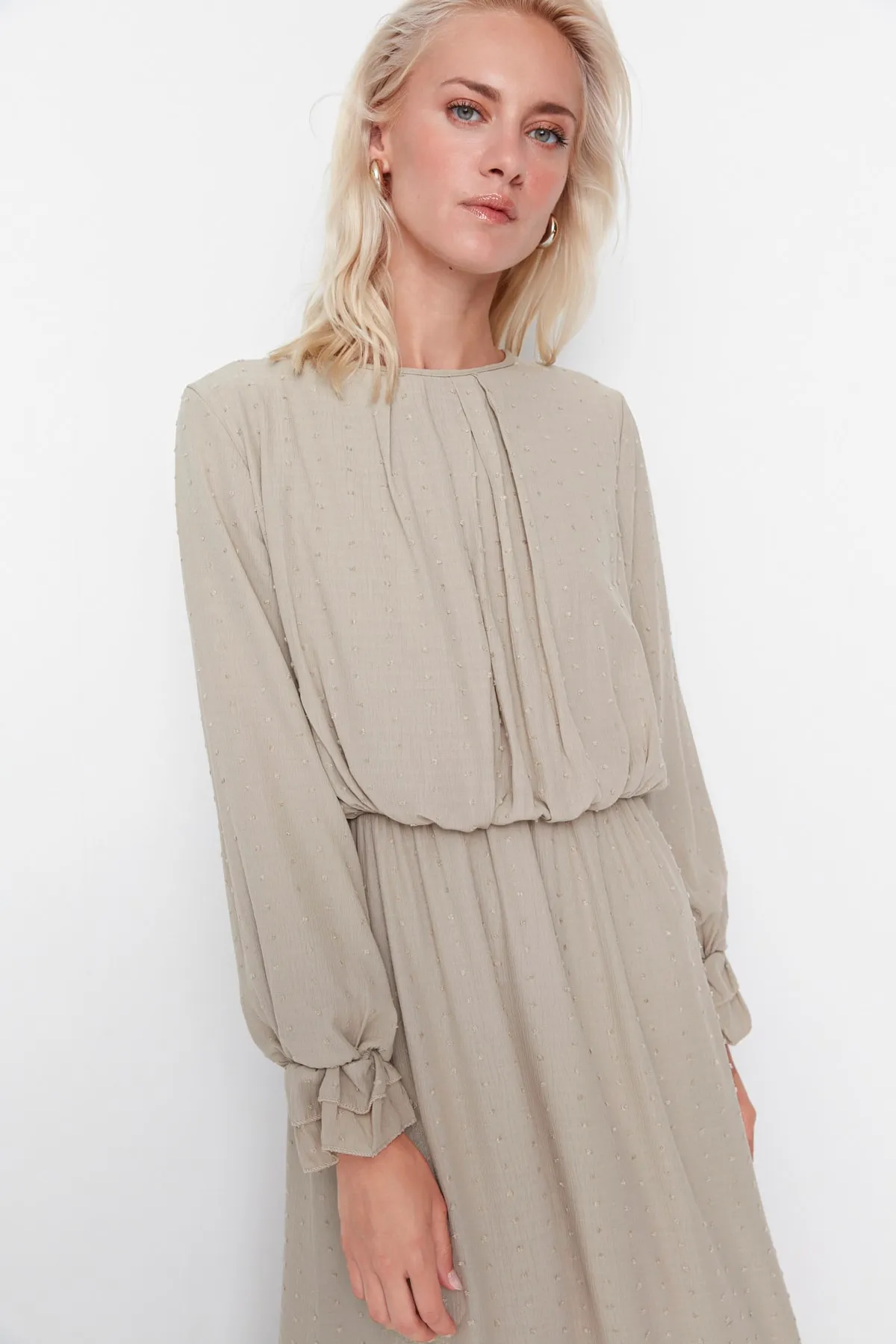 Trendyol Modest  Helles Nerz-Gewebtes Kleid mit geraffter Taille, Volant und Futter TCTSS21EL3566