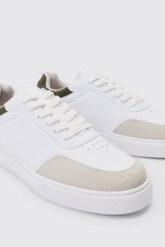 Weißer Sneaker mit klobiger Sohle