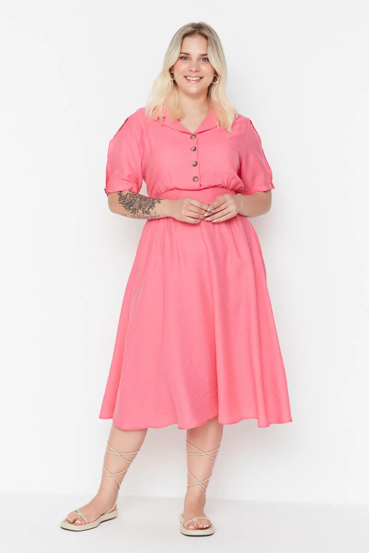 Trendyol Curve  Rosa gewebtes Kleid mit Zierstreifen und Knopfdetails TBBSS22EL1563