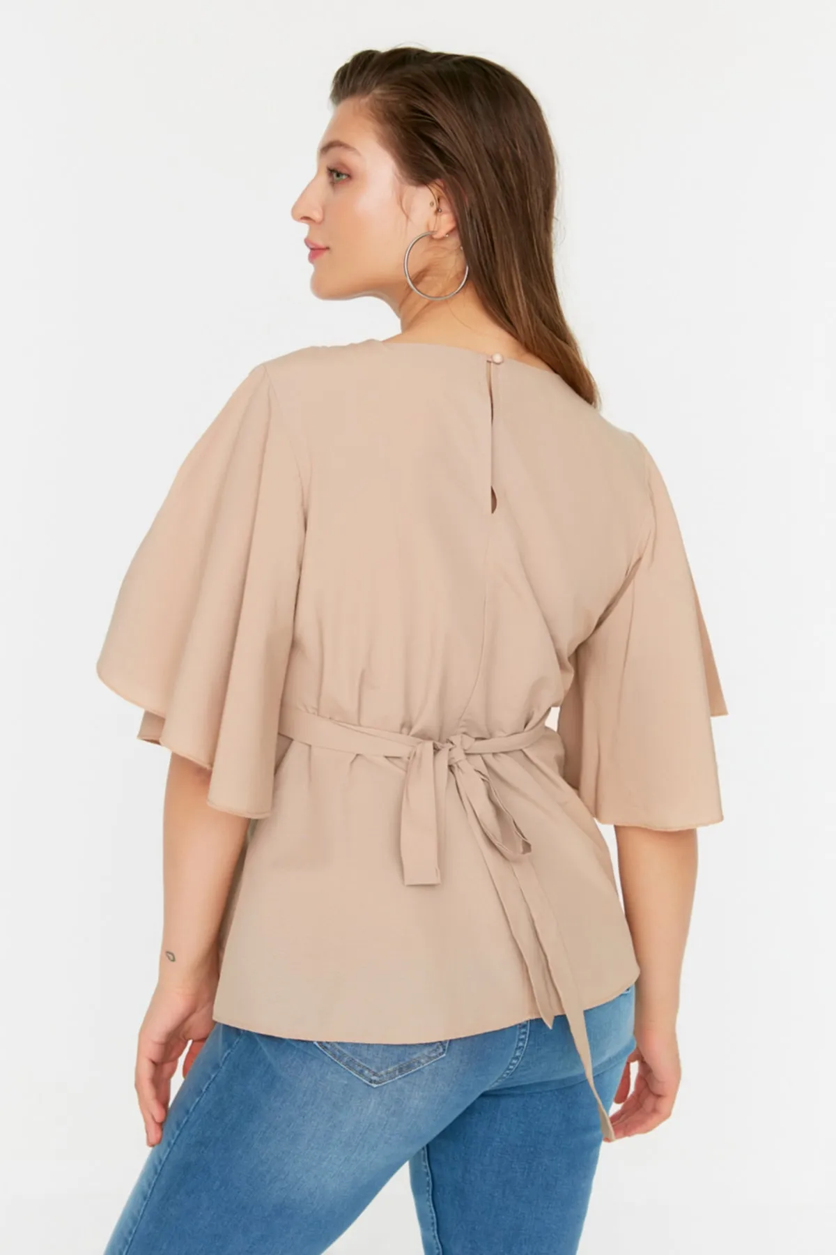 Trendyol Curve  Beigefarbene Bluse mit Krawattendetails TBBSS22BZ1316