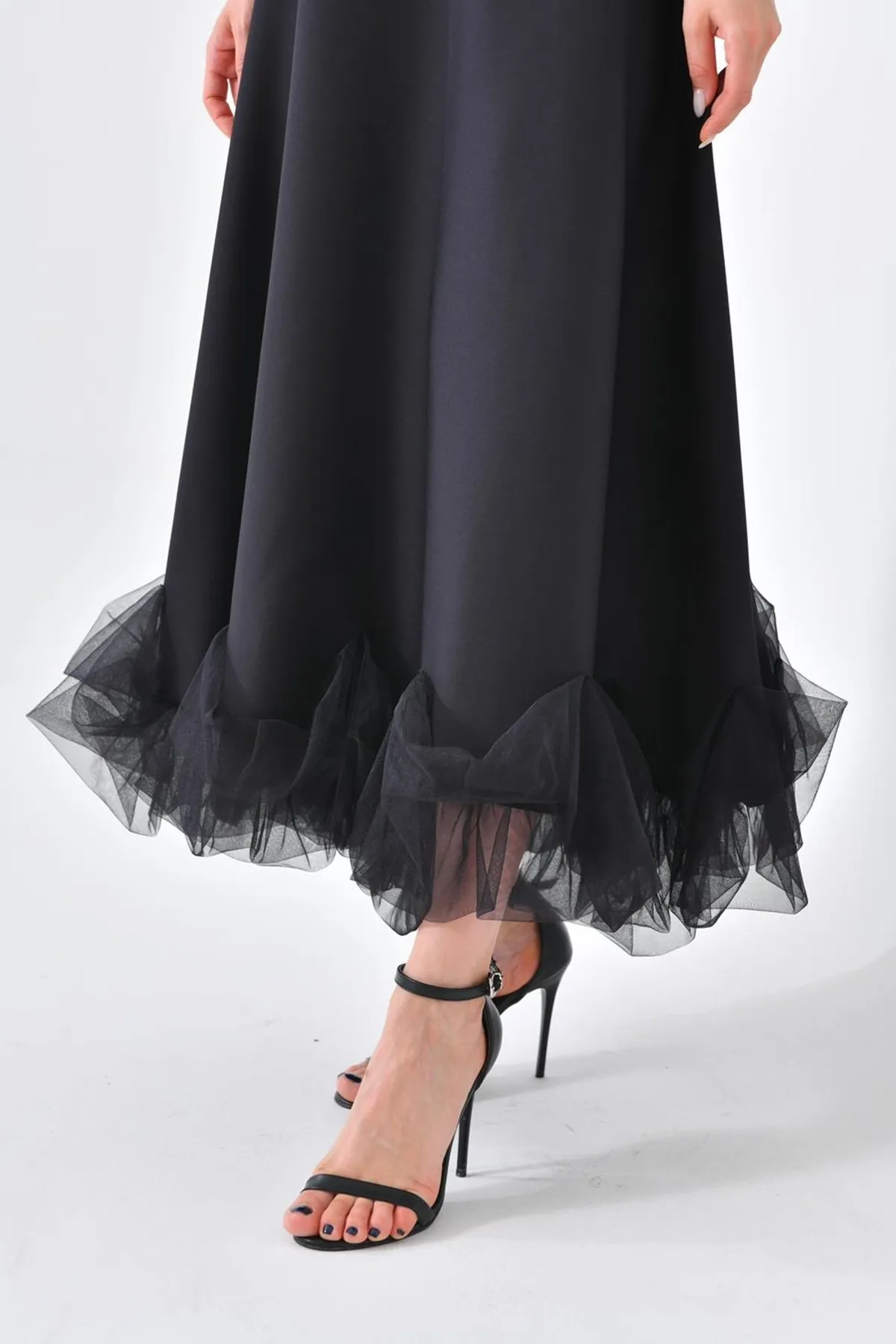 lovebox  Schwarzes Abendkleid in Midilänge mit schmalen Trägern, ausgestelltem Rock aus Baumwollatlasgewebe und Tülldetail 9326