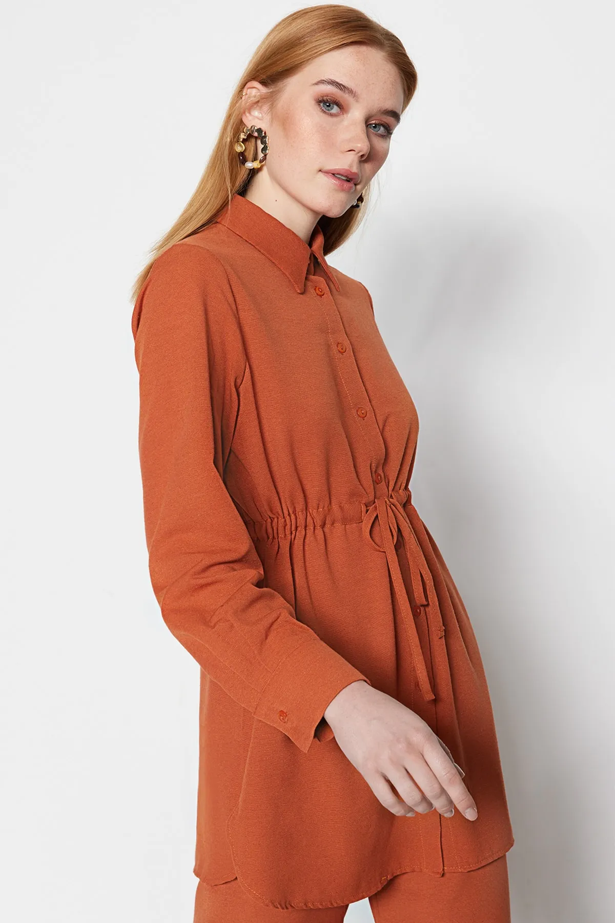 Trendyol Modest  Zimtfarbenes, gewebtes Aerobin-Hemd-Hosen-Set in Leinenoptik mit Kordelzug an der Taille TCTSS23US00032