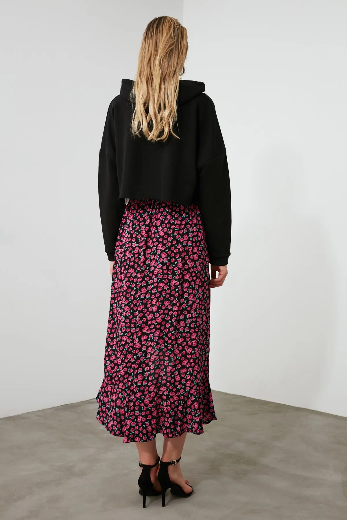 Trendyol Collection  Asymmetrischer, floral gemusterter, gewebter Midi-Rock aus Viskosestoff mit rosa Saum TWOSS20ET0166