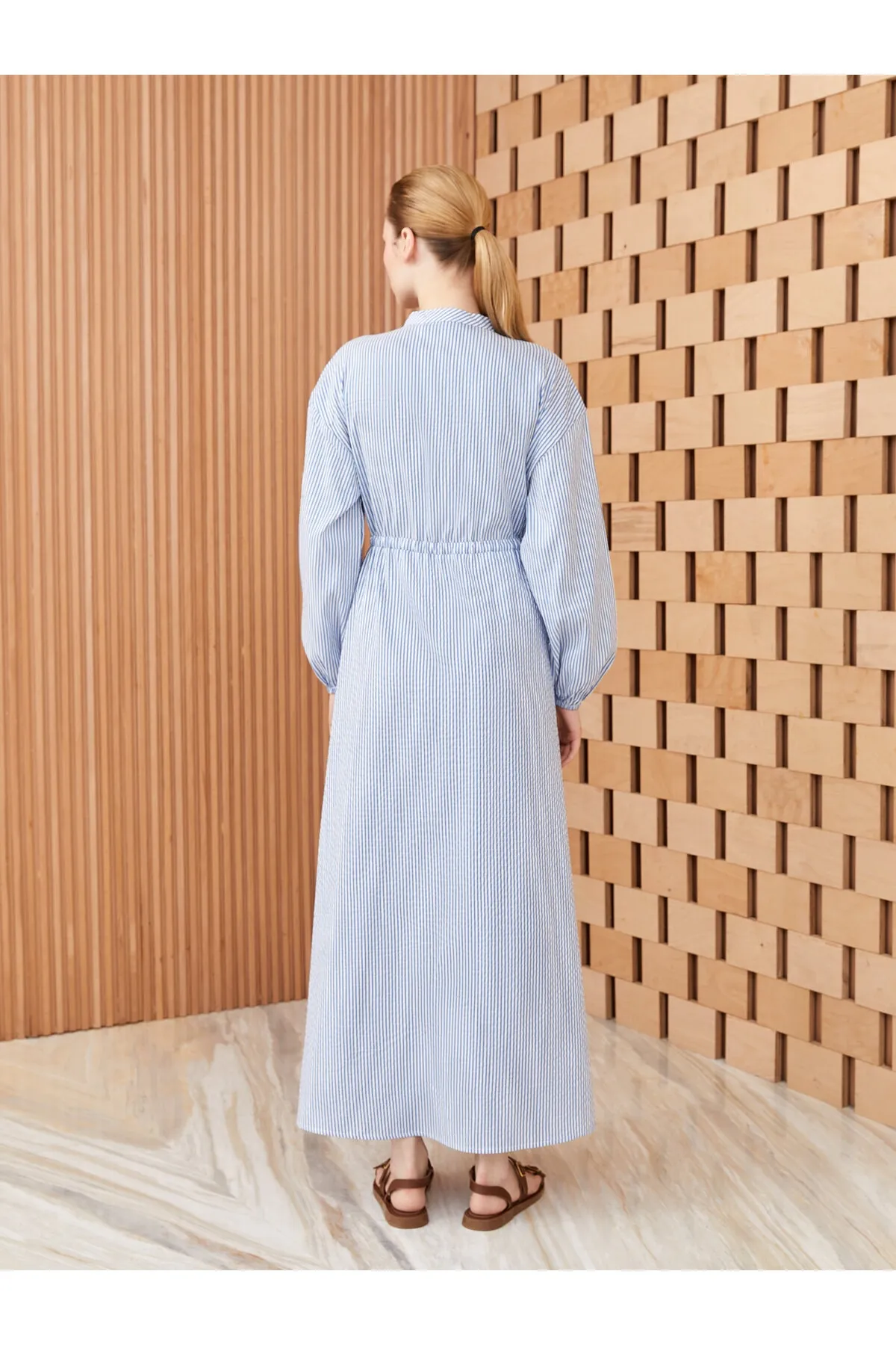 LC Waikiki  Gestreiftes Seersucker-Damenkleid mit hohem Kragen und langen Ärmeln