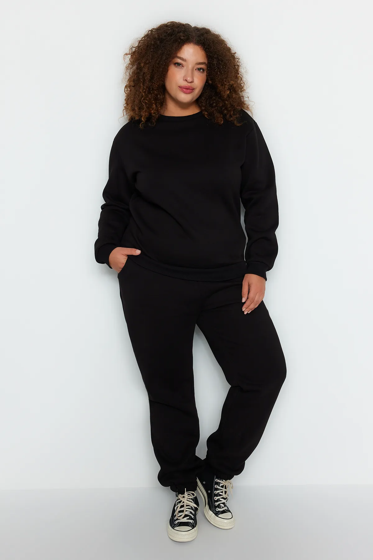 Trendyol Curve  Schwarzes, dickes Fleece-Strick-Trainingsanzug-Set TBBAW24TS00000