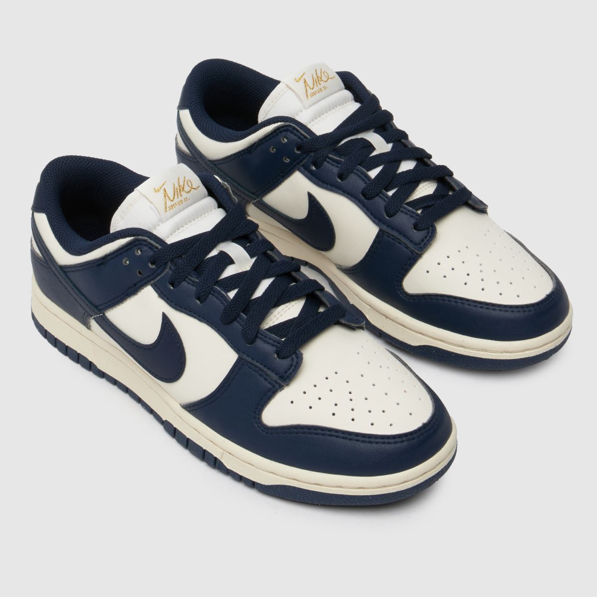 Nike Dunk Low-sneakers i elfenbensfärgad och marinblå