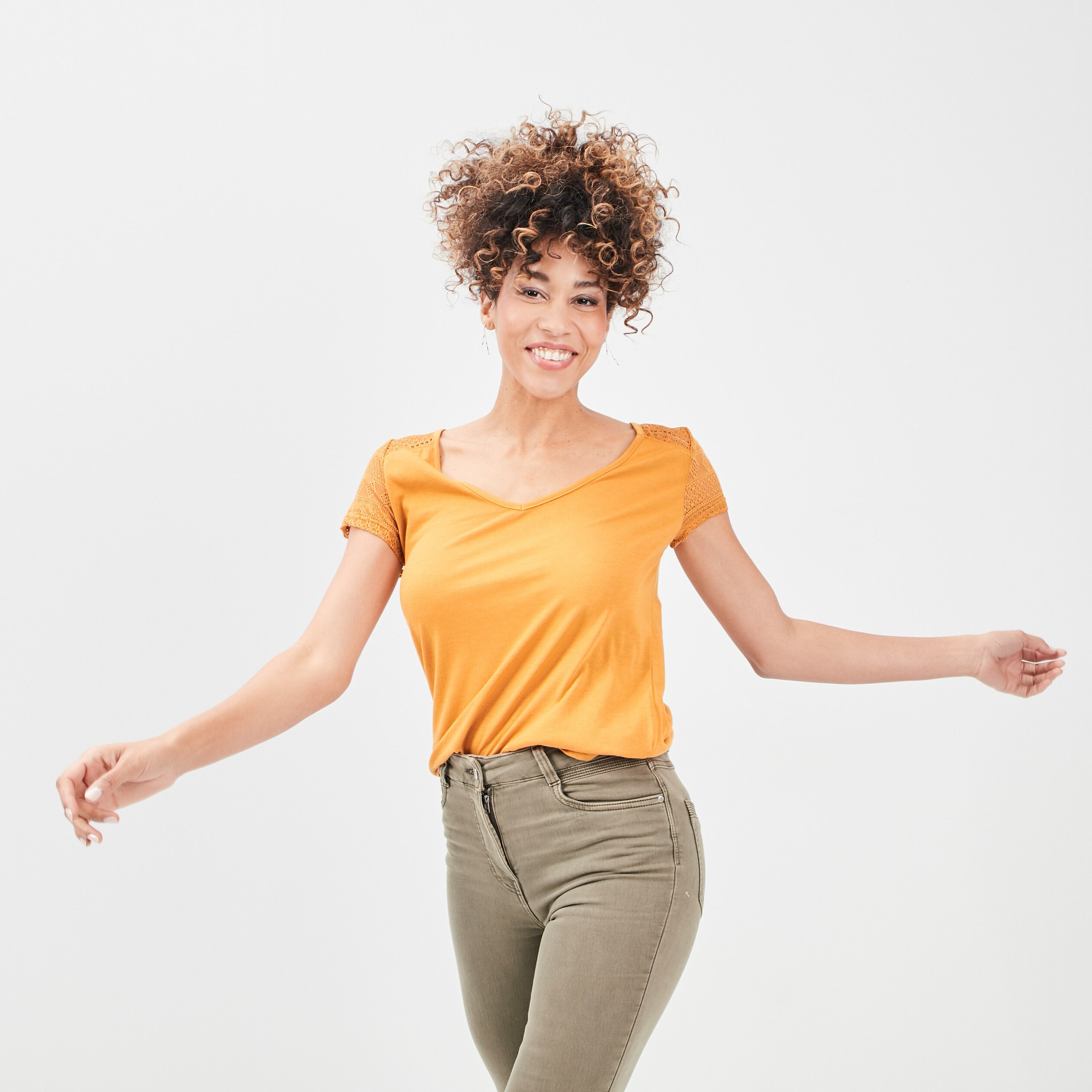 T-shirt manches courtes détail dentelle jaune moutarde femme | La Halle