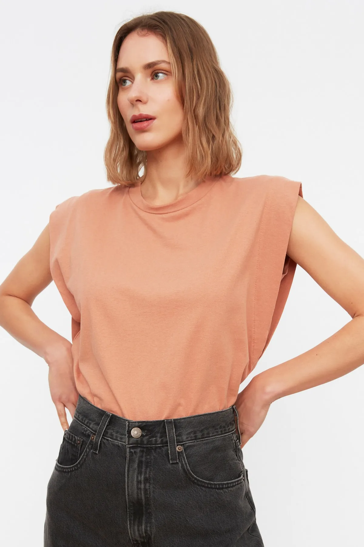 Trendyol Collection  Lachsfarbenes Basic-Strick-T-Shirt mit Rundhalsausschnitt aus 100 % Baumwollwatte TWOSS20TS0021