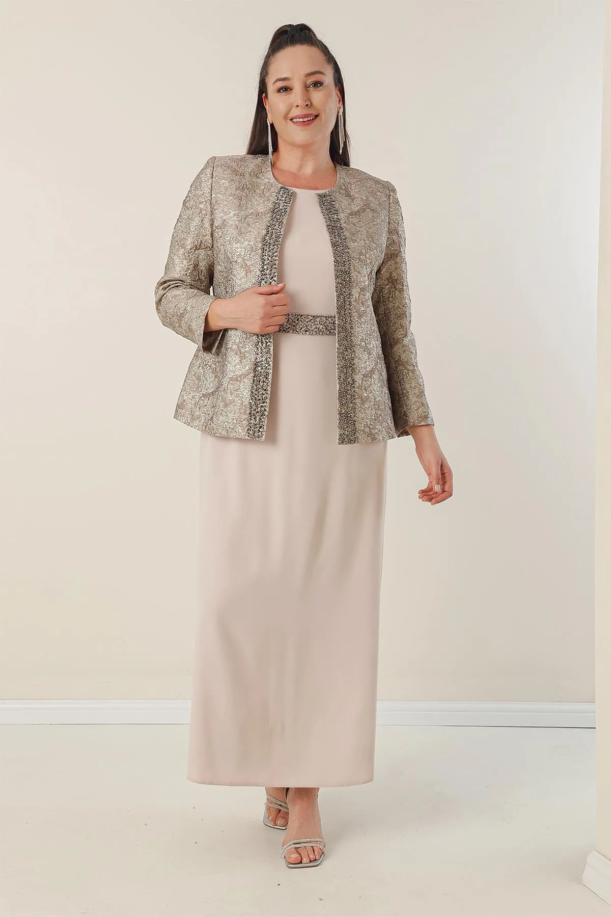 By Saygı  2-teiliges Set aus ärmellosem, langem Kreppkleid mit perlenbesetzter Taille, vorne, perlenbesetzter Jacquard-Jacke und gefüttertem Plus-Size-Set