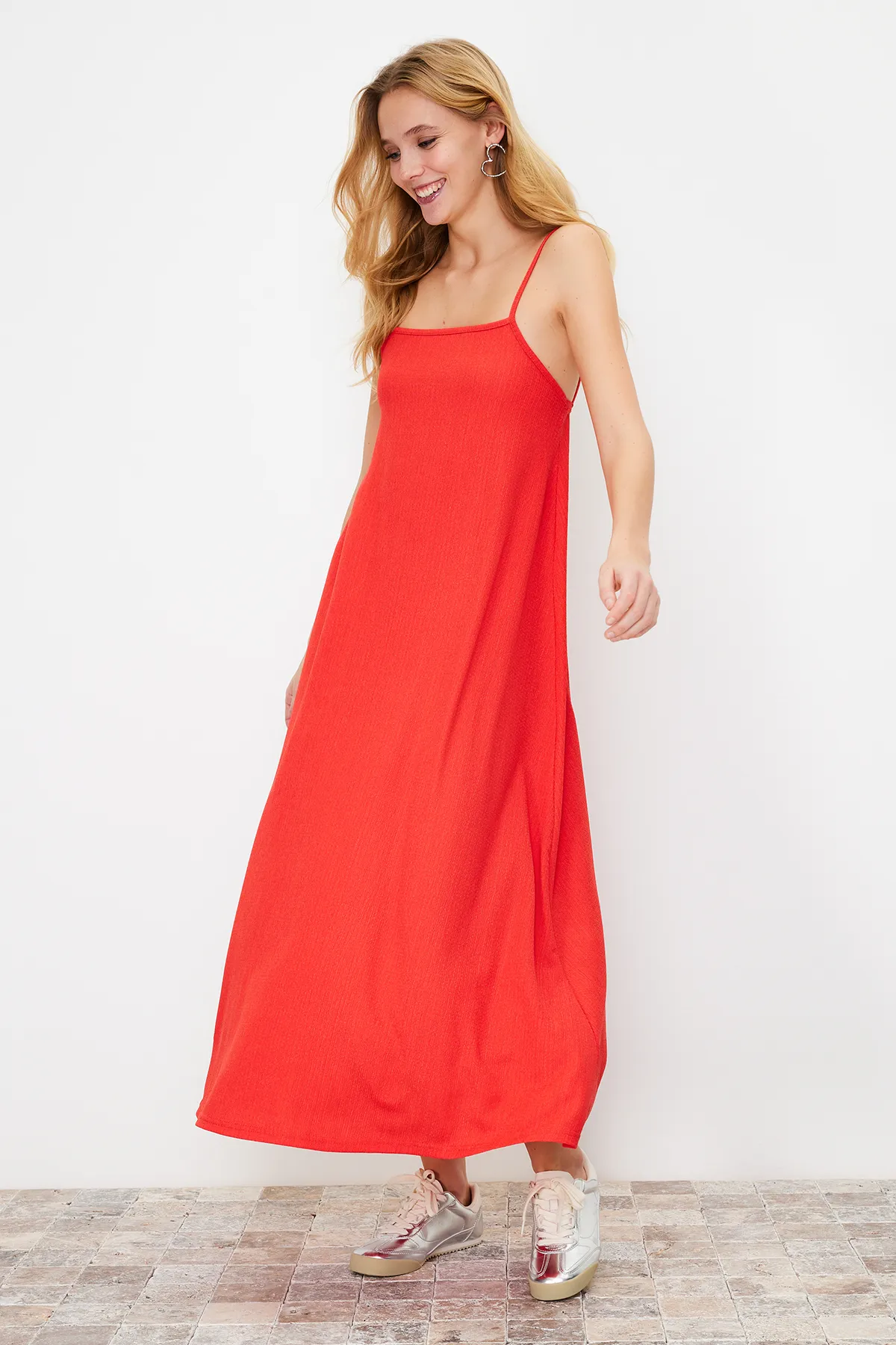 Trendyol Collection  Rotes A-Linien-Strick-Maxikleid mit quadratischem Kragen und Strukturmuster TWOSS24EL00060